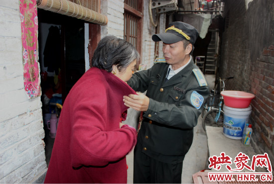一馬路社區(qū)的巡防隊員們經(jīng)常前來幫助老人。