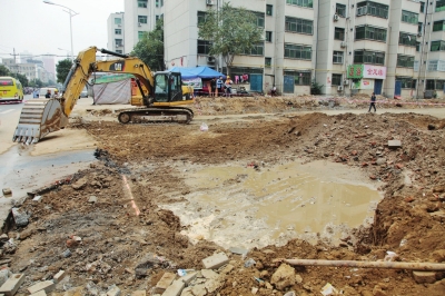 漢江路與行云路口，施工挖斷天然氣管道。