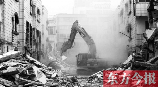 昨日，鄭州市棗莊社區(qū)拆遷現(xiàn)場，揚塵漫天，附近居民叫苦不迭