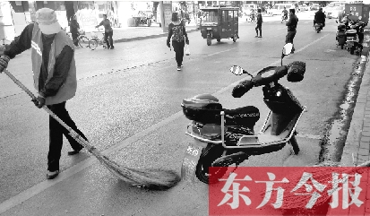昨日，鄭州市中州大道上，穿梭于車(chē)流中上崗的環(huán)衛(wèi)工