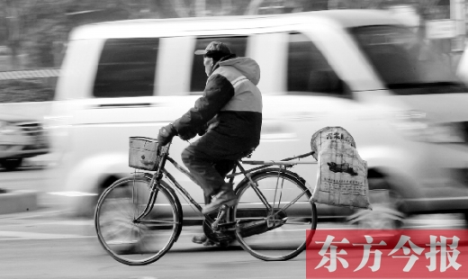 昨日，鄭州市中州大道上，穿梭于車(chē)流中上崗的環(huán)衛(wèi)工