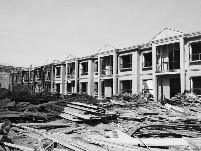 別墅群現(xiàn)場(chǎng)，工人正在施工，部分建筑已經(jīng)封頂。