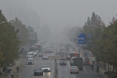 被霧、霾同時(shí)籠罩的市區(qū)道路