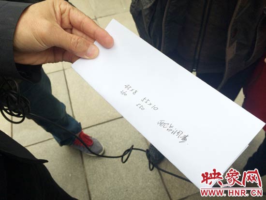 經(jīng)過(guò)初步測(cè)量，河南省人民會(huì)堂主樓的違法廣告牌面積為910平米。