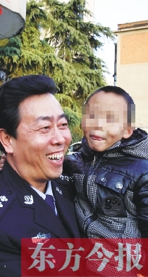 林州市公安局長趙峰抱著滿臉笑容的曉宇（化名），也露出了笑容