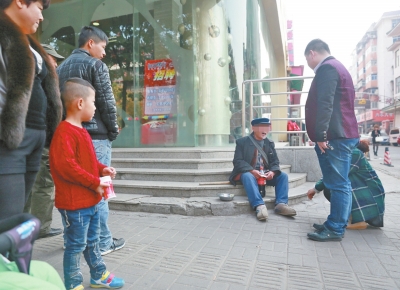 流浪救助人員(右)勸說(shuō)行乞人員去救助站接受救助 流浪救助人員(右)勸說(shuō)行乞人員去救助站接受救助