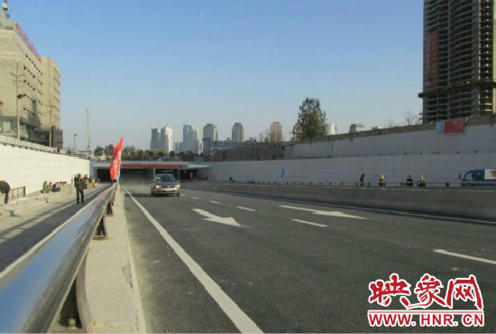 紅專路下穿中州大道隧道工程西起紅專路與姚寨路交叉口，東至紅專路與龍湖外環(huán)路交叉口。