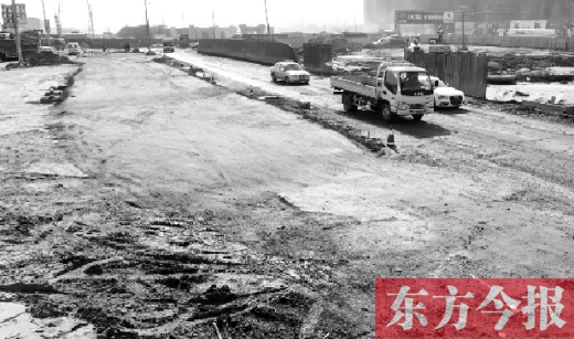 昨日，今報(bào)連續(xù)報(bào)道的鄭州南四環(huán)柴郭轉(zhuǎn)盤附近的大坑已基本填平