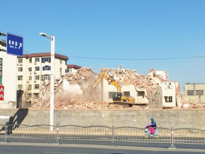 航海路秦嶺路口的閆垌村拆遷現(xiàn)場，看不到防塵措施。