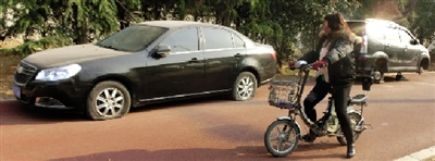 緊臨西三環(huán)一小區(qū)門口停的轎車，8輛車車胎被扎