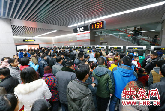 地鐵開通首日，上午十一點(diǎn)五十九分，紫荊山地鐵站售票機(jī)前擠滿了買票的市民。