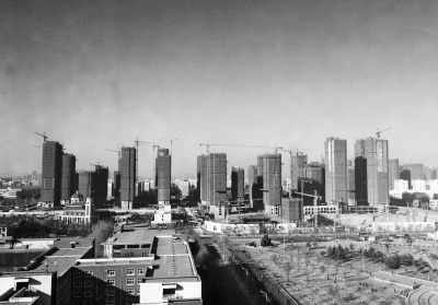 在鄭州市同一地點拍攝的照片，下為1月1日晴朗天氣，上為1月5日霧霾天氣。（拼接圖片）