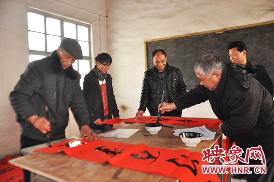 鞏義市魯莊鎮(zhèn)農(nóng)民書法愛好者正在寫春聯(lián)。