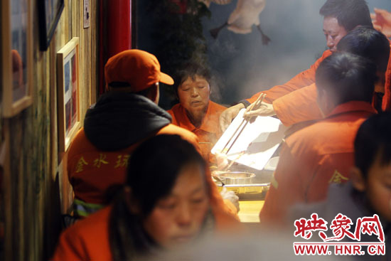 鄭州黃河路衛(wèi)生路附近一家火鍋店，宴請(qǐng)130名環(huán)衛(wèi)工人吃火鍋。