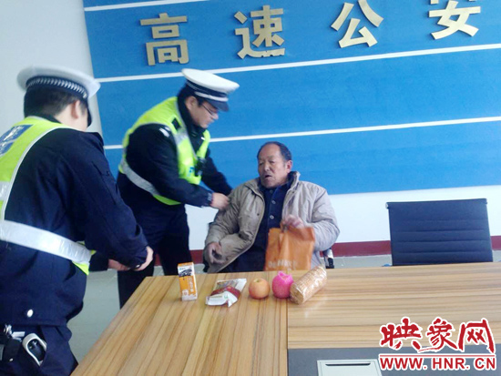 民警將老人帶回駐地。