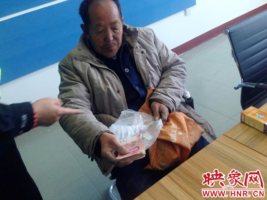 在把老人帶回駐地后，老人竟又從身上掏出幾千元現(xiàn)金要塞給民警。