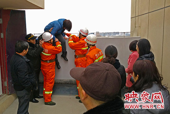 消防隊員和巡防隊員、民警將最后一名女子從樓頂救下。