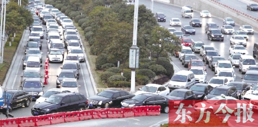 昨日，鄭州市福元路，車輛在僅剩的一條5米寬車道上堵得“不亦樂乎”