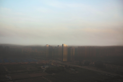 鄭州遇“平流霧”，上空晴朗，城市被黑霧籠罩