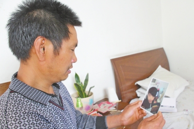 46歲的山村農(nóng)民祁振崗在失去兒子的同時，又陷入了“沒錢帶兒子回家”的揪心之痛中。