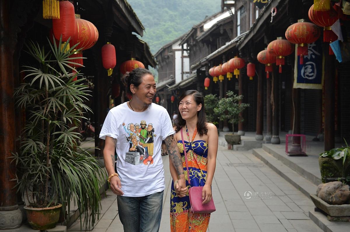 圖為7月20日，顧少強(qiáng)和老公于夫在成都街子古鎮(zhèn)，兩人剛于7月6日登記結(jié)婚。王勤/CFP