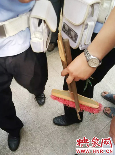 老太從環(huán)衛(wèi)工手中奪過掃帚，用腳踩斷，用力向環(huán)衛(wèi)工人的手上和腿上敲去。