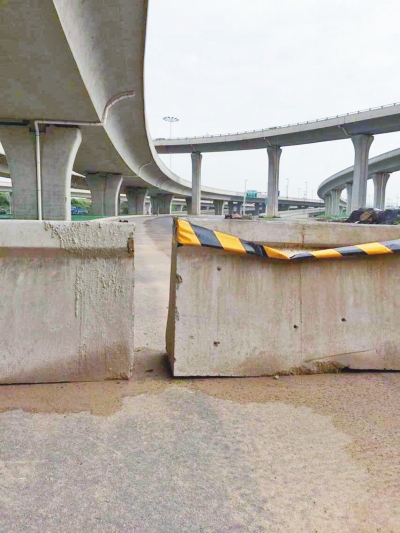  京廣快速路北延地面道路北三環(huán)入口處，一排石墩擋道，不讓入內(nèi)。