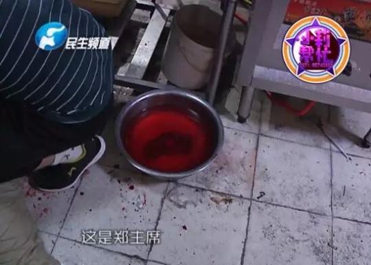 老板竟突然在廚房?jī)?nèi)割腕自殺!發(fā)現(xiàn)意外情況后，小莉趕緊對(duì)傷者進(jìn)行包扎，并撥打了120急救電話。