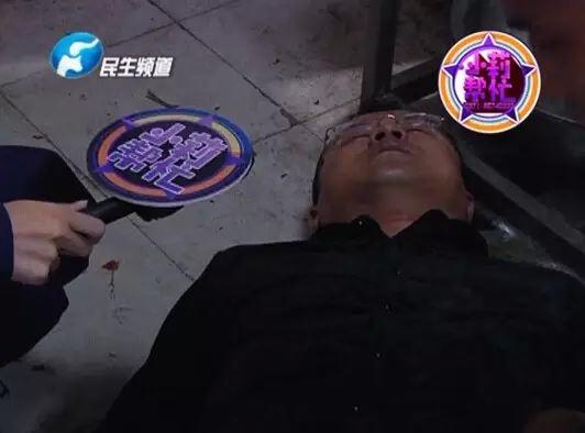 老板竟突然在廚房?jī)?nèi)割腕自殺!發(fā)現(xiàn)意外情況后，小莉趕緊對(duì)傷者進(jìn)行包扎，并撥打了120急救電話。