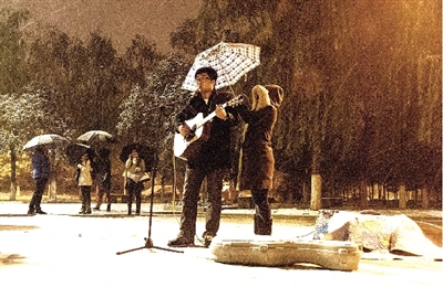 雪夜鄭大新校區(qū)的這一幕是不是也溫暖了你？