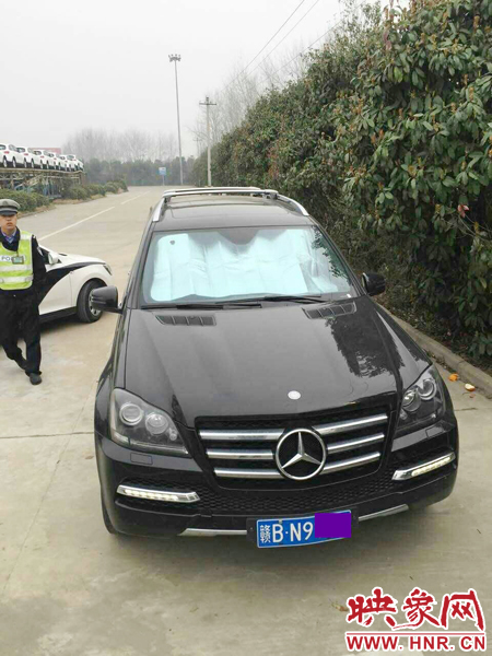 江西男子奔馳車(chē)中睡覺(jué)一氧化碳中毒，周口高速交警及時(shí)發(fā)現(xiàn)。