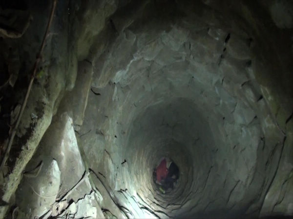 險！女子凌晨墜入15米深井 命懸一線