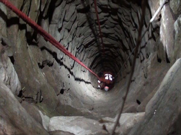 險！女子凌晨墜入15米深井 命懸一線