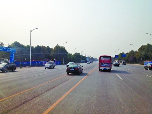 鄭開大道上隨處可見車輛駛?cè)腚p黃線超車,很危險(xiǎn)。
