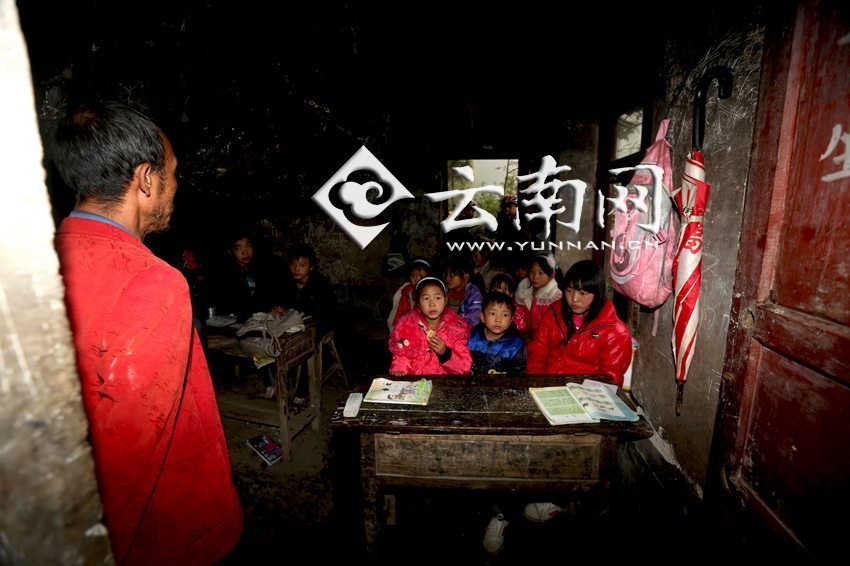小學(xué)里只有兩個(gè)班，大點(diǎn)的孩子無法升入高年級(jí)，只得從一年級(jí)再讀起，就像復(fù)讀機(jī)。
