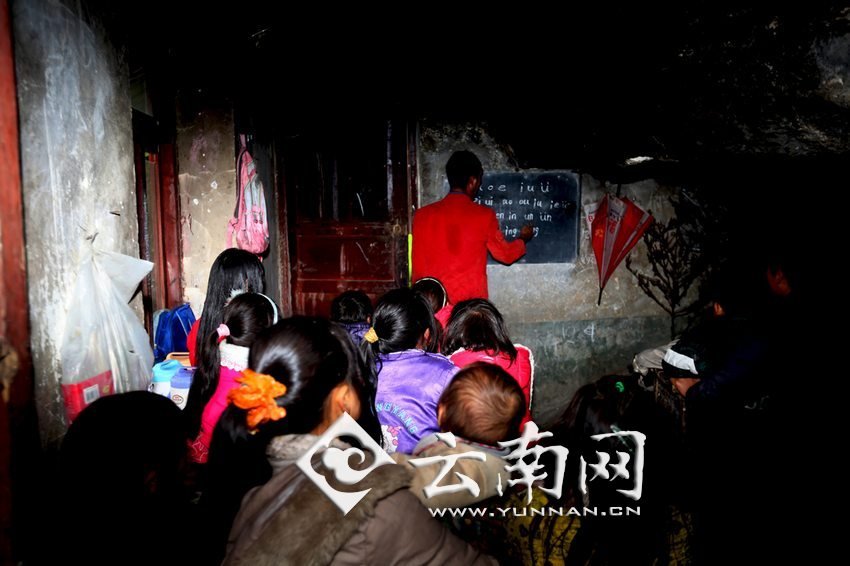 由于受到當(dāng)?shù)厝似缫?，大鍋圈的孩子們沒有外出求學(xué)的機(jī)會(huì)，只能在這樣的簡(jiǎn)易房里學(xué)習(xí)