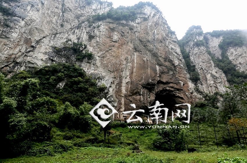 大鍋圈小學(xué)就建在這樣一個(gè)懸崖絕壁邊上。