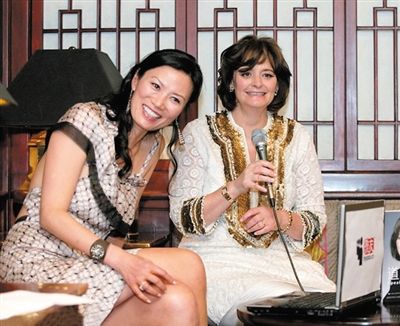 英國(guó)《每日郵報(bào)》刊發(fā)了一張鄧文迪曾幫助布萊爾夫人在中國(guó)推銷其自傳的圖片。