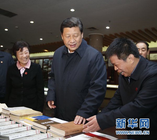 26日上午，習(xí)近平在孔子研究院參觀考察。新華社記者鞠鵬 攝