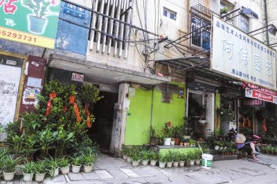 今年8月，當(dāng)年于英生妻子被殺案發(fā)生地——蚌埠市南山路一處臨街一樓的三室一廳——目前已經(jīng)成為一個(gè)花店。