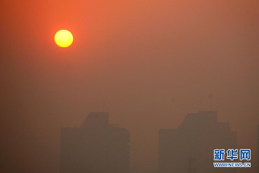 這是12月2日清晨拍攝的霧霾籠罩的江蘇省揚(yáng)州市景觀。