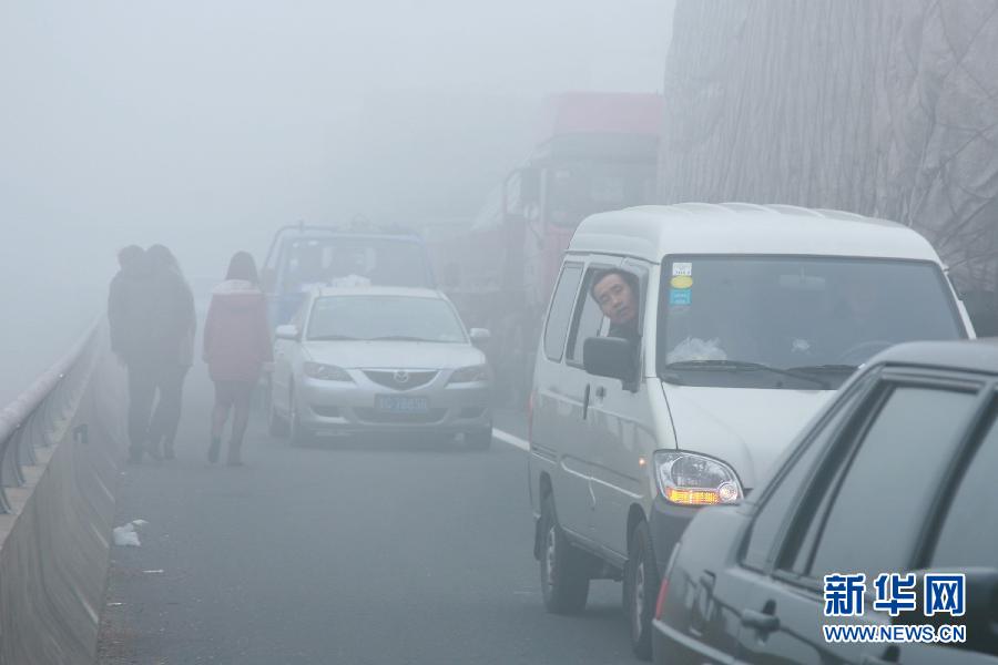 12月4日，滬陜高速揚(yáng)州段大量車輛滯留。