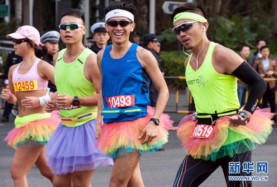 12月8日，三名男選手身著“蓬蓬裙”參加比賽。