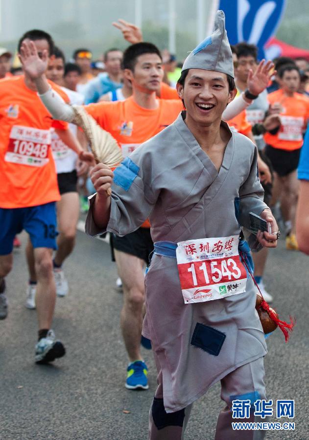 12月8日，一名選手身著“濟公”服裝參加比賽。