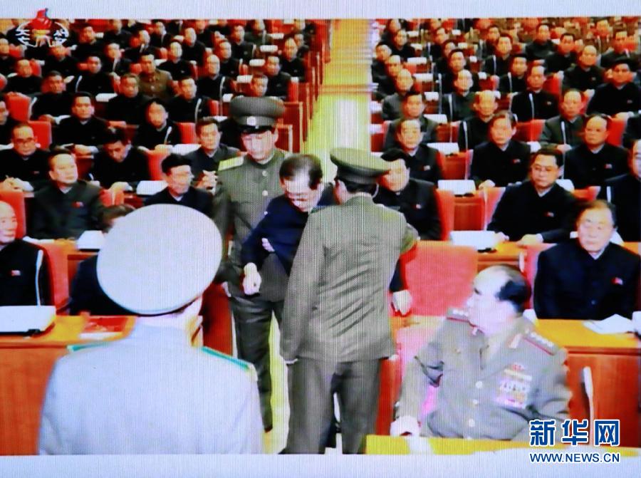 張成澤在12月8日勞動黨中央政治局擴大會議現(xiàn)場被帶走。