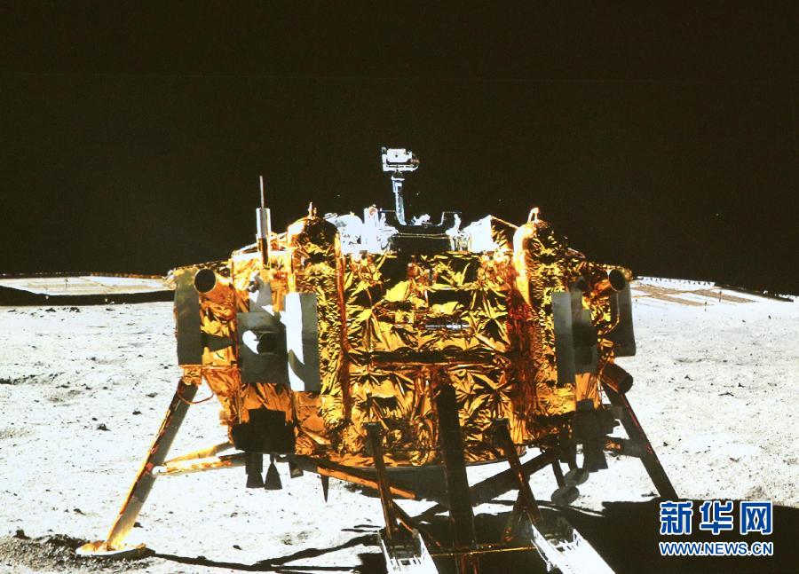 這是北京飛控中心大屏幕上顯示“玉兔”號月球車上的全景相機拍攝的嫦娥三號著陸器照片。