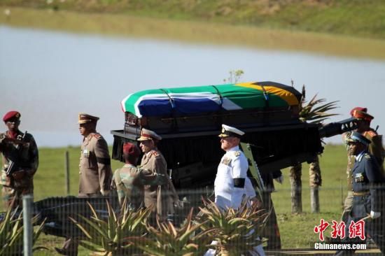 圖為南非海、陸、空三軍首腦為曼德拉護(hù)靈。宋方燦 攝