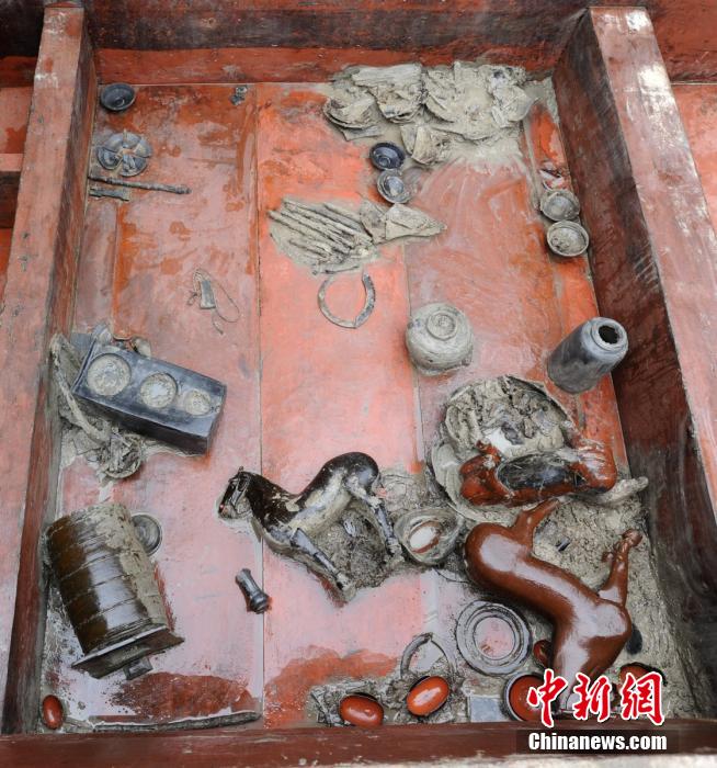 圖為出土漆器240余件，器形有耳杯、奩、幾、盤、盒、俑、馬等。