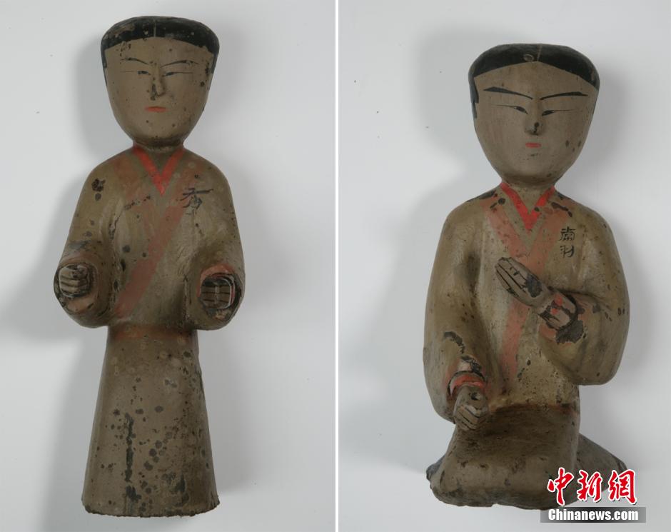 圖為出土的彩繪木俑。