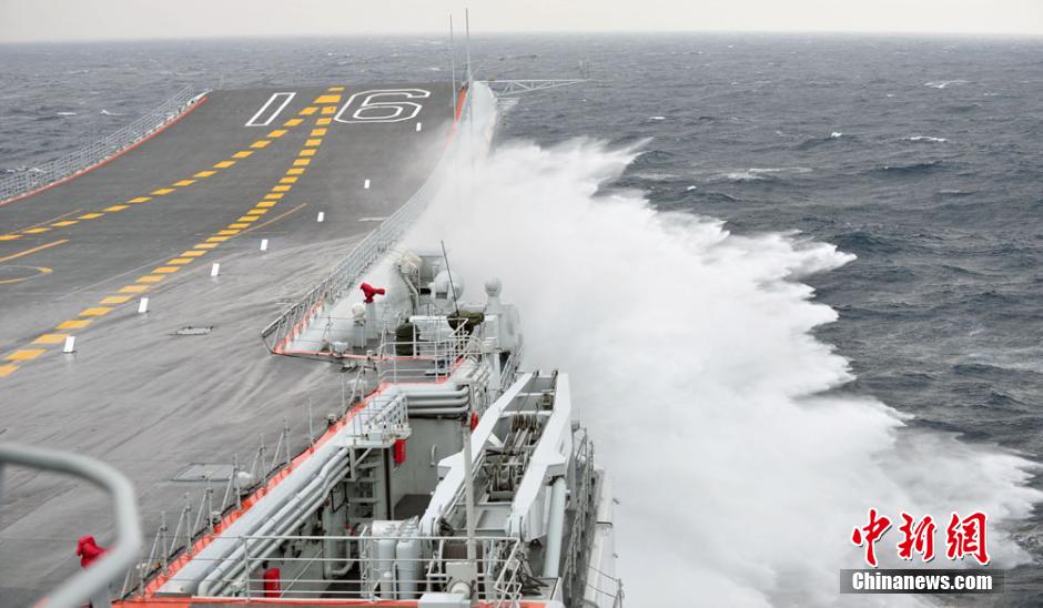 圖為遼寧艦利用南海海域自然條件進(jìn)行大風(fēng)浪航行試驗(yàn)。中新社發(fā) 胡鍇冰 攝